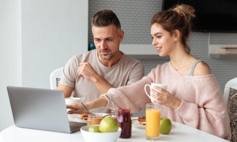List ways to stay healthy when you work at a desk